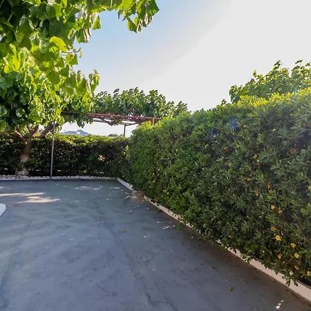 Beachside Apartment-1 アファンドウ